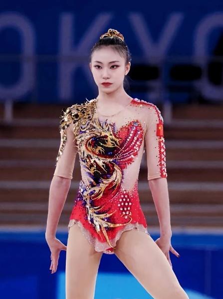 这位运动员正在比赛场地上展示她的体操服。体操女运动员体操服秀体操服动作体操
