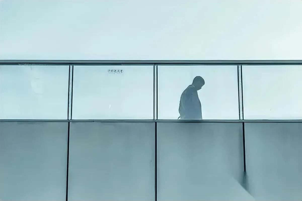 我朋友突然要离婚——不是出轨不是穷，是养了十年的孩子骂他。那天他跟老婆提