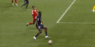 巴黎2-0拜仁的世俱杯发生意外：穆夏拉被冲撞后脚踝外翻，严重受伤（图片慎入）图片