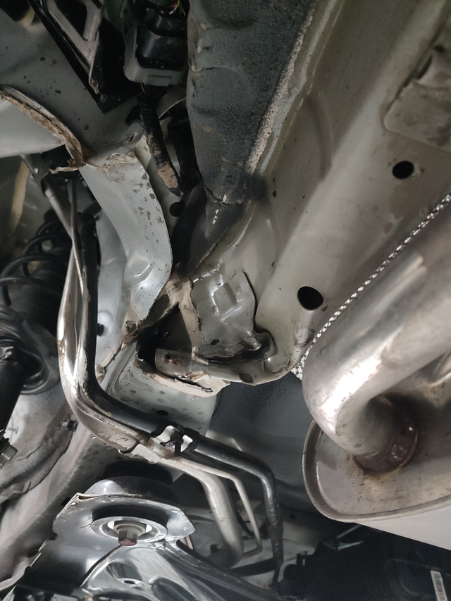 遇到一窝人渣3800公里的新车，对方女司机，雨天强行超大车，直接撞到我左后轮，