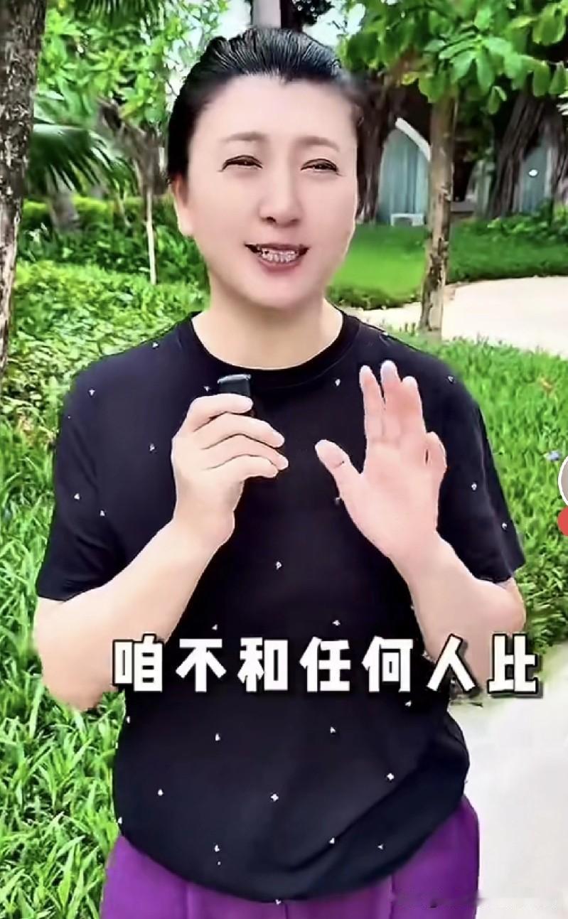 有人称闫学晶表示，我不和任何人比，就和自己比，每天高高兴兴，有大鱼大肉吃着，三亚