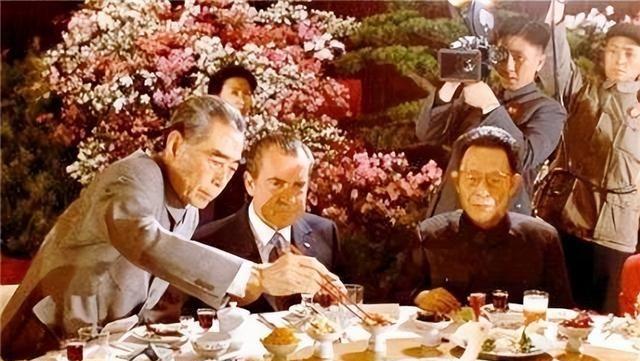 1972年，尼克松首次访华，在国宴上，他爱上了一道中国菜，不仅将整个盘子全部吃光