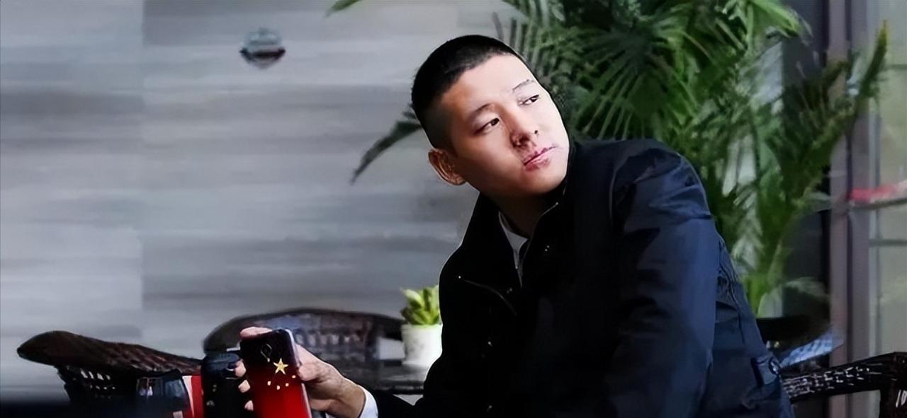 2003年，一个高中生脑洞大开，发明了一个叫“万能充”的东西，这玩意儿，不仅成为