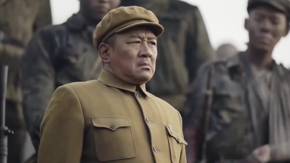 1951年，彭老总不顾敌机轰炸亲临前线迎接63军，身负重伤的傅崇碧军长一见到他就