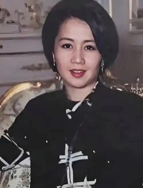 1986年，65岁的何鸿燊对26岁的梁安琪说“只要你愿意做我的四太太，我每个月给