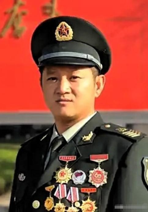 1986年，18岁的山东莱西小伙参军入伍，原本是冲着装甲车去的，结果因为是初中文