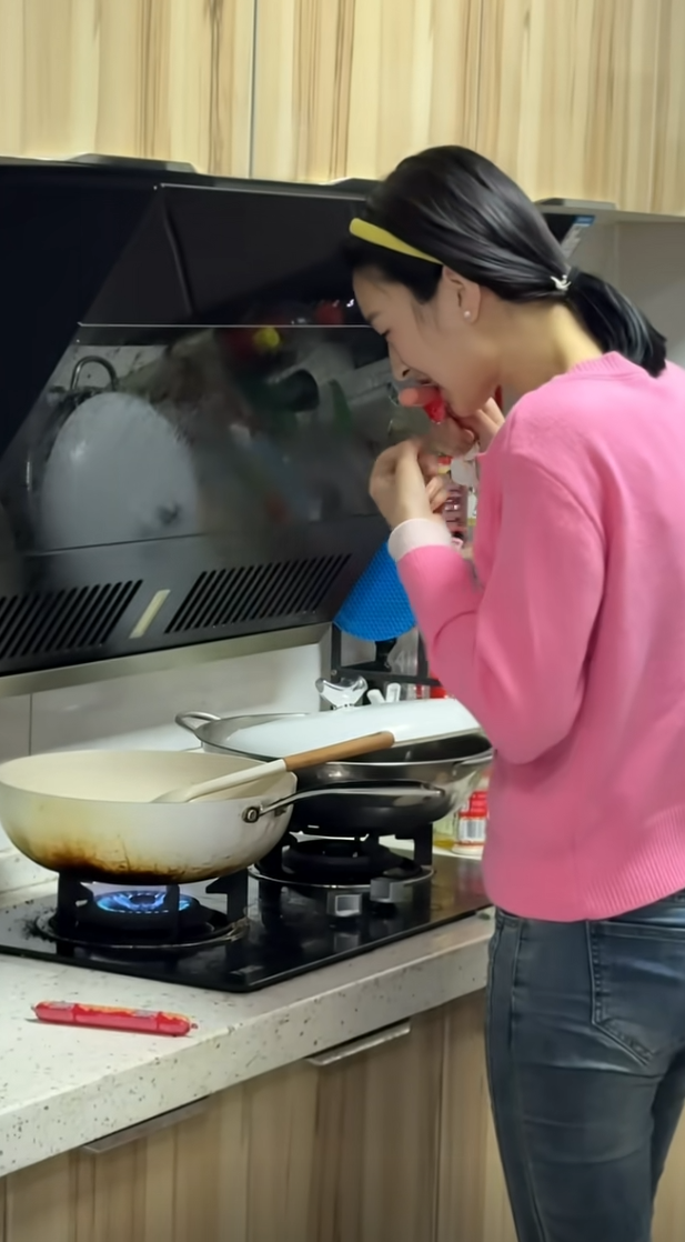 半夜到家说了句没吃饭，老婆爬起来给我炒蛋炒饭！