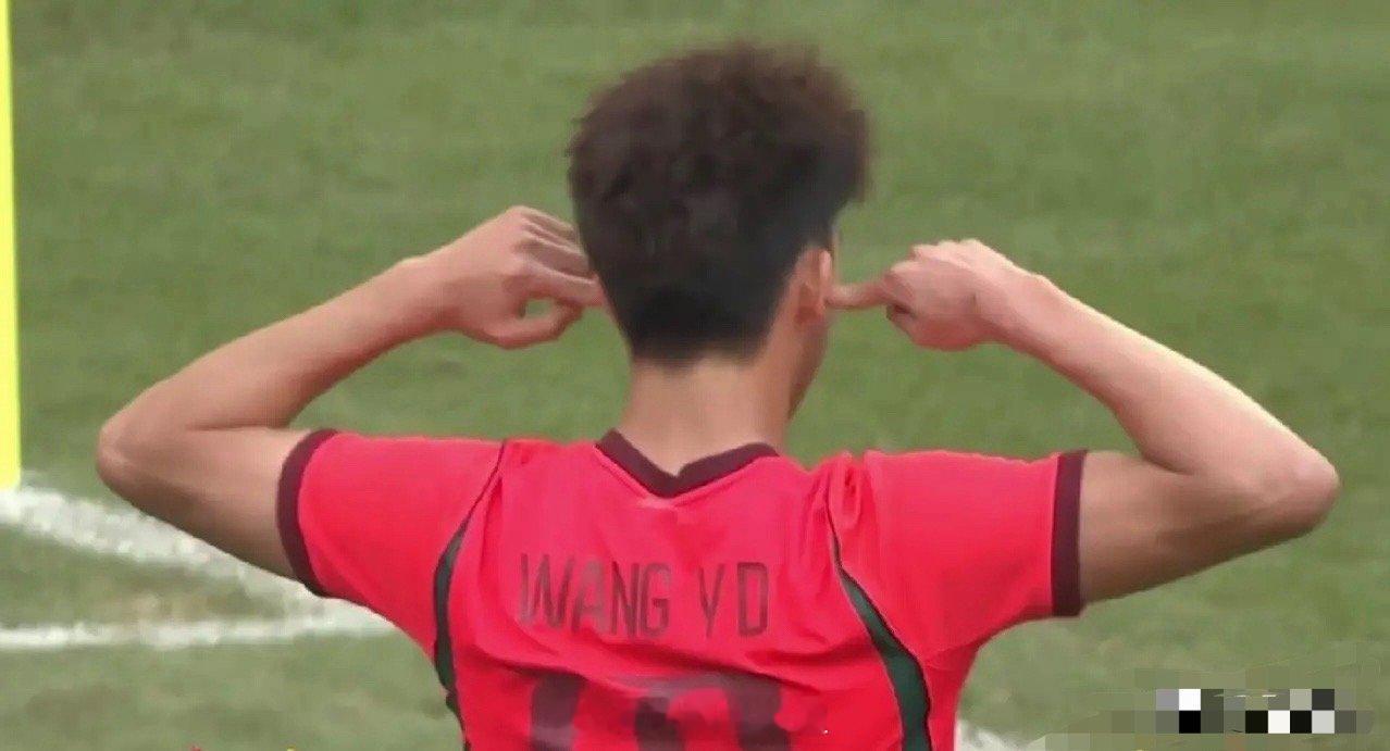 #U23国足铜牌#王钰栋兜射死角，中国队再次领先！U23国足vs乌兹别克斯坦的第54分钟，张玉宁中线