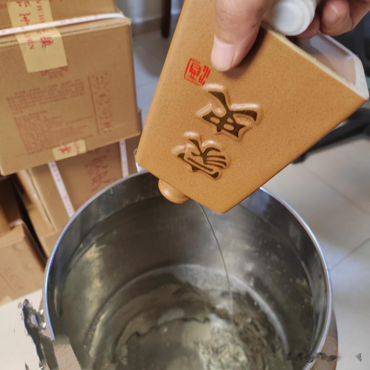 标标准准严格按照传统大曲酱香型白酒工艺，在茅台镇核心产区生产出品的酒，装在茅台酒