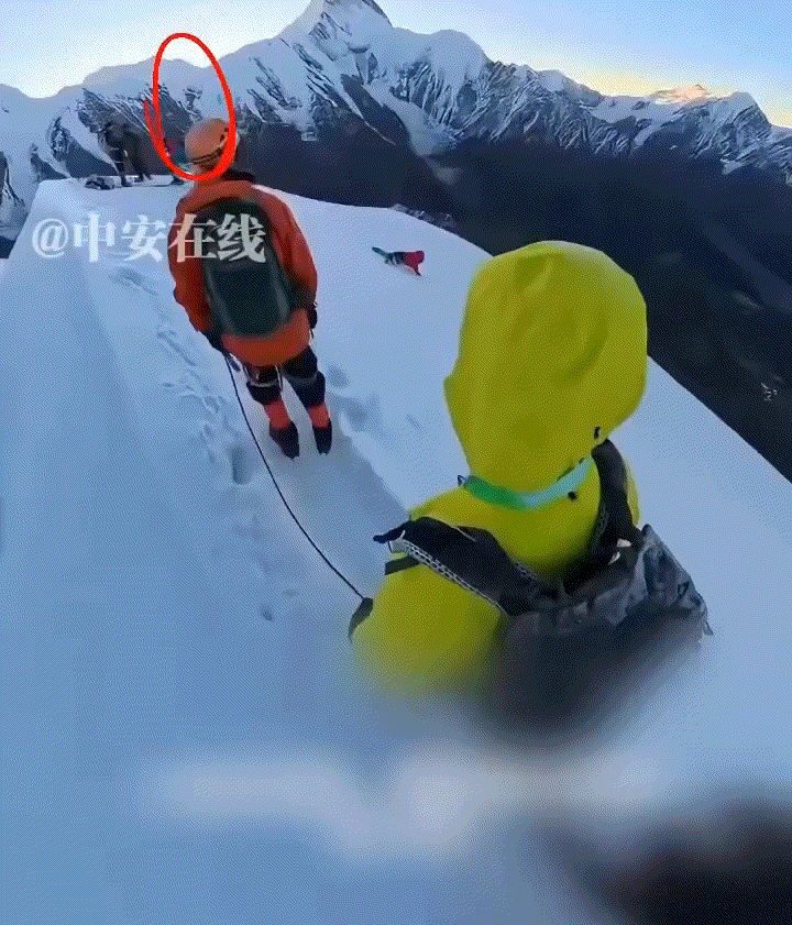 太突然了，四川，一群登山爱好者在攀登5588米雪山时，竟拍到其中一位登山者不慎失