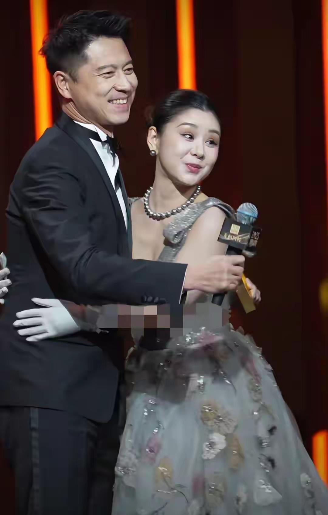 王雷李小萌国剧盛典高甜时刻国剧盛典的糖份超标！王雷李小萌牵手走红毯，领奖台