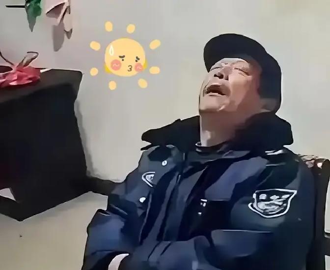 凌晨打个盹，16分钟。丢了饭碗。广东有个60岁的保安，叫成守德。一天得熬