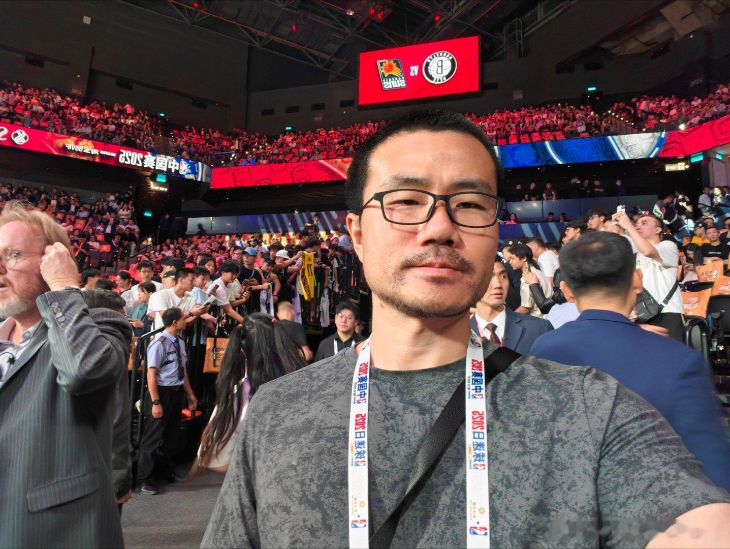 NBA中国赛现场，这氛围无敌了，比之前看巴黎奥运会好多了。我预计今天曾凡博能登场
