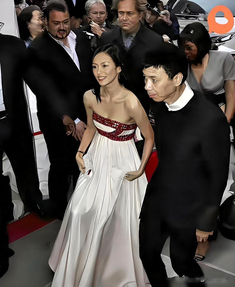 都别替徐帆喊屈了。人家图的，根本就不是冯小刚那张脸。你看他年轻时照片，确