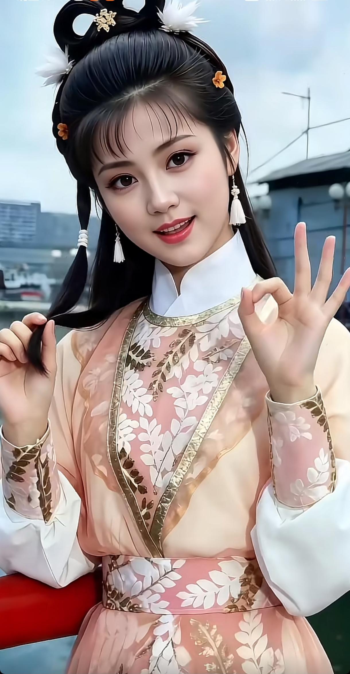 古风少女，优雅发髻，粉色汉服，微笑比心，美如画卷。分享你相册里最近的一张照片汉