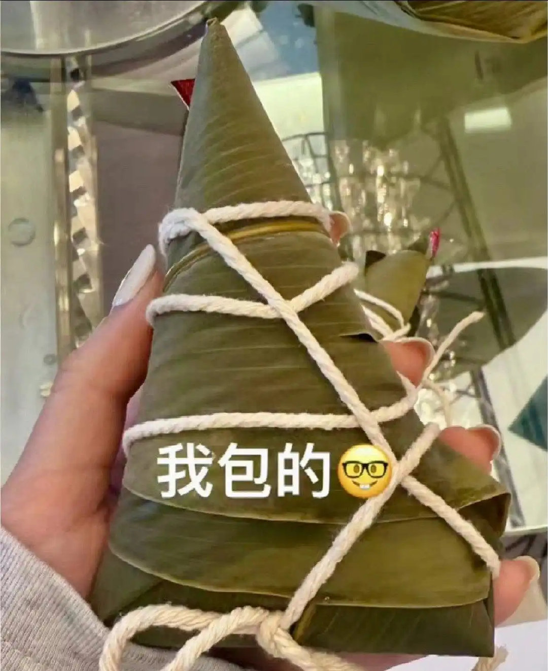 35岁何超莲和同父异母姐姐何超盈包粽子，手上镯子值100万，网友：窦骁人又没影了。​