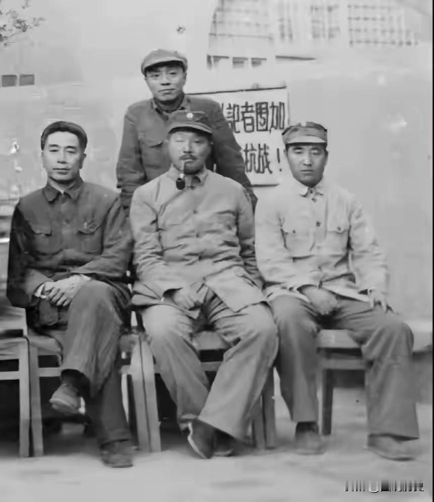 后面站着的是谁？这张合影拍摄于40年代的延安，我军的四位高级将领留下这张珍贵