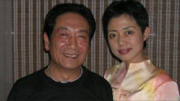 2015年，还未婚的饶芯语给69岁王奎荣生了个女儿，百日宴他邀请吴京、葛优等众明