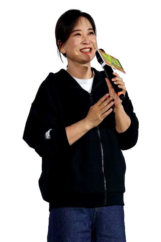 8年，她把公司变空壳，自己封神54亿+34亿，两张票根砸手里，贾玲直接掀桌