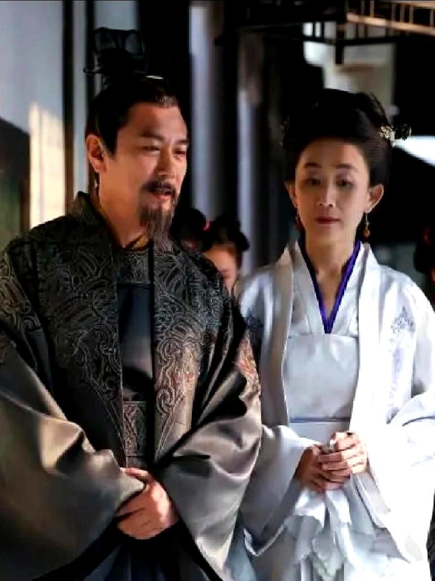 谁懂啊刷知否刷到这三个爹的神回复，我笑到手里的西瓜都掉地上。顾廷烨红着眼喊