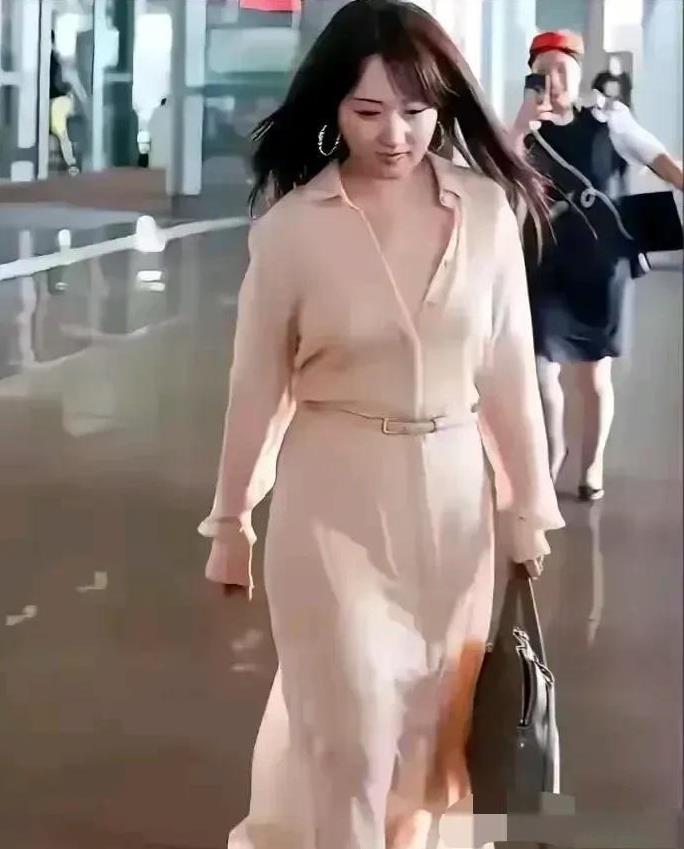 大家看看这美女，水桶腰，饱满的肚子，虎背熊腰，但气质魅力依旧不减当年，你认识她吗