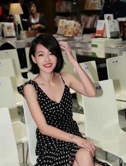 不是娇妻，我觉得她是活的比较清醒，知道自己要什么，如果离婚，第一：三个女儿要养，