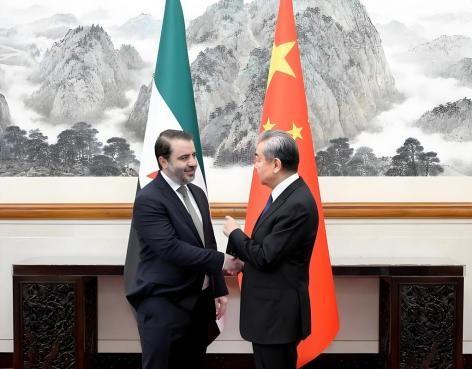 中国已经做出回应，正式与新政府代表握手，流亡俄罗斯的阿萨德回家机会彻底关闭。从本