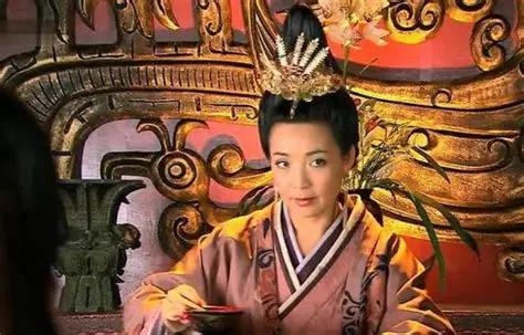 公元前195年，刘邦刚断气，棺材板还没合上，吕后当夜就把丞相审食其叫进了寝宫。灯