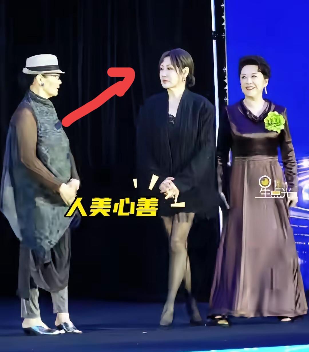 63岁。黑丝。细高跟。直勾勾盯着镜头。潘虹和王馥荔选了缎面旗袍和西装裙，