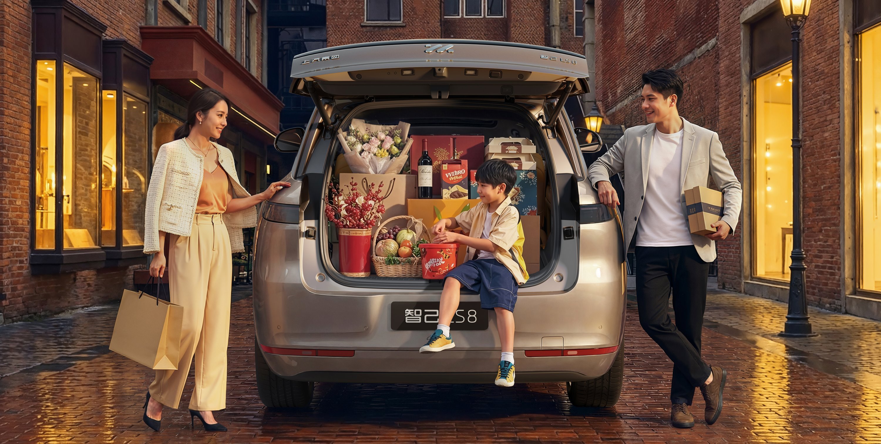 智己LS8今日正式上市最近30万级家用SUV市场真的热闹，智己LS8一上市，直接