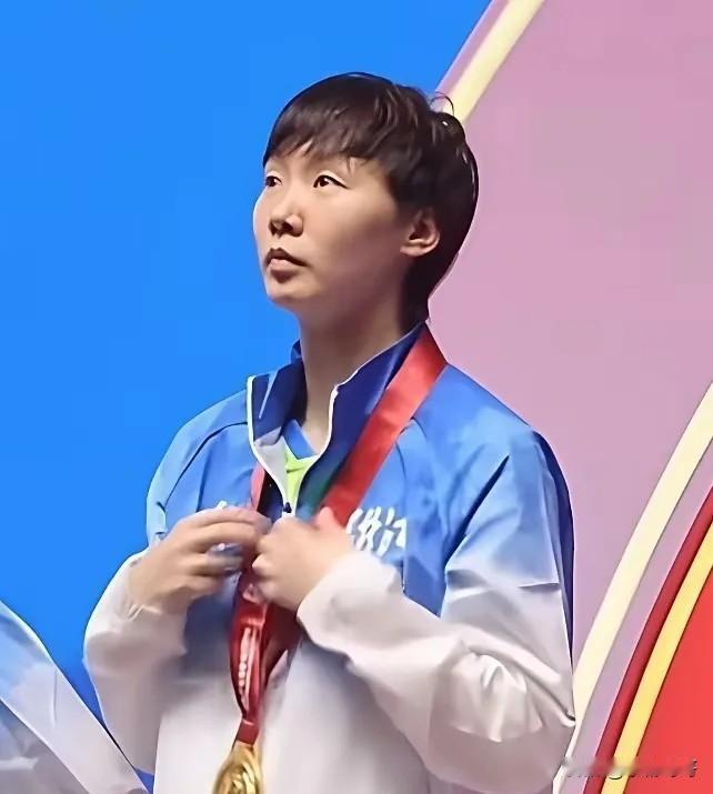 孙颖莎的粉丝现在估计肠子都悔青了！他们后悔的不是喊了孙颖莎的名字，也不是表达