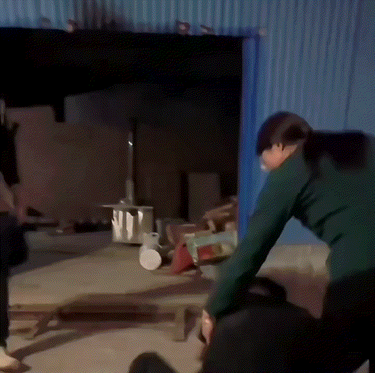 出乎意料了，河南新乡，一小伙和女友打闹，期间二人就悄悄商量整蛊一下爸妈，于是小伙