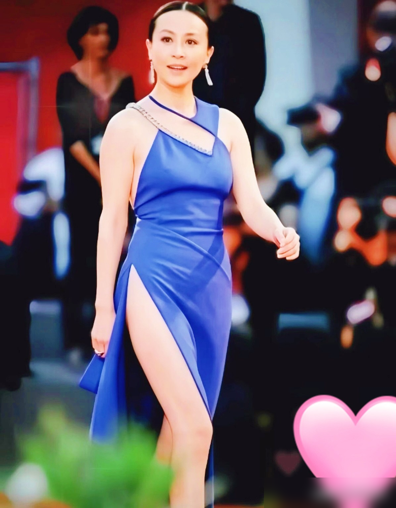 刘嘉玲那件露背礼服，全网都在骂，她愣是一个字没回。威尼斯红毯上，58岁的背，就那么亮着。评论区炸了：