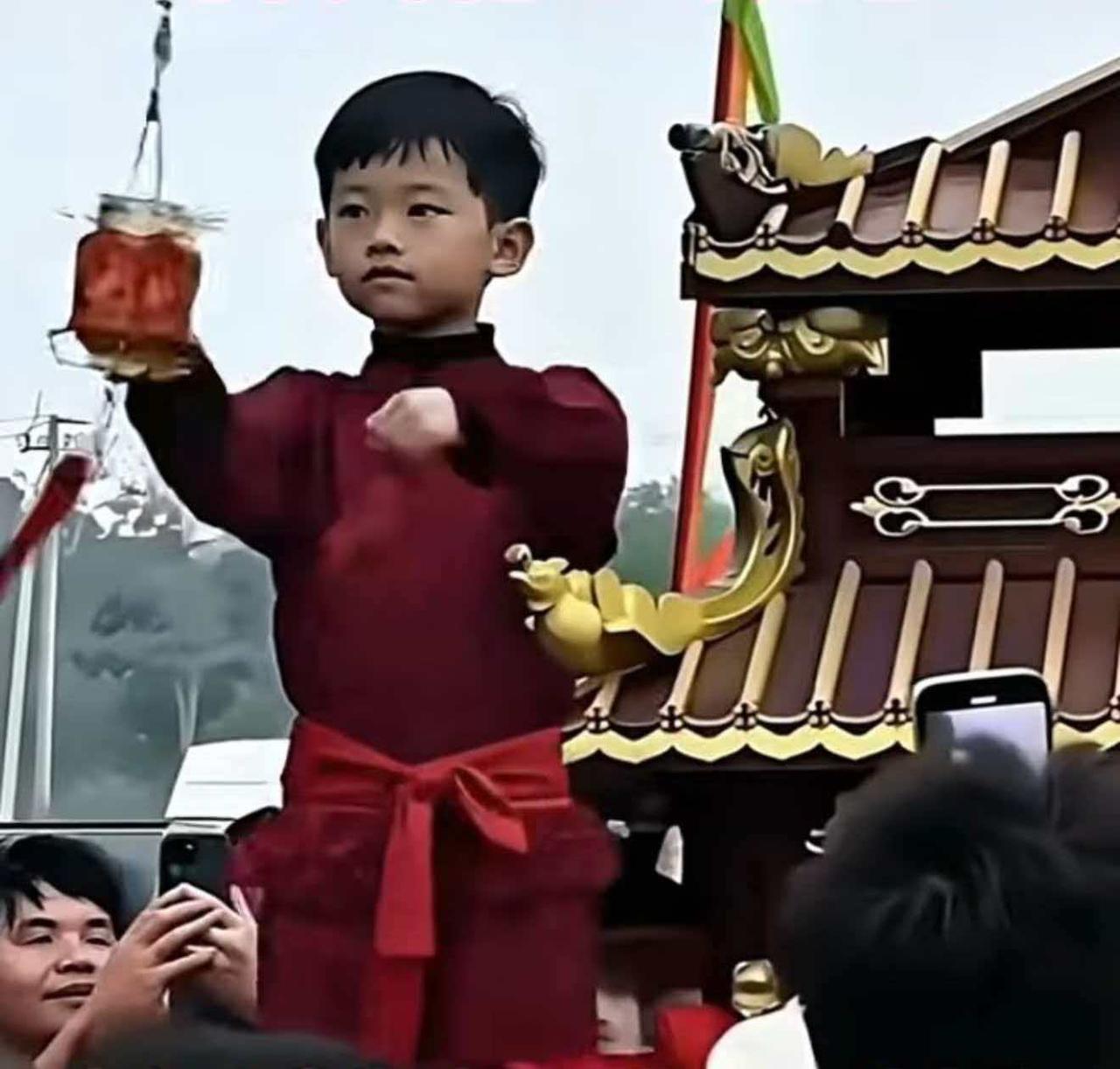 你说妈祖要换人，我认了；你说换的人能上轿子，我也认了；但是，你说这个新乩