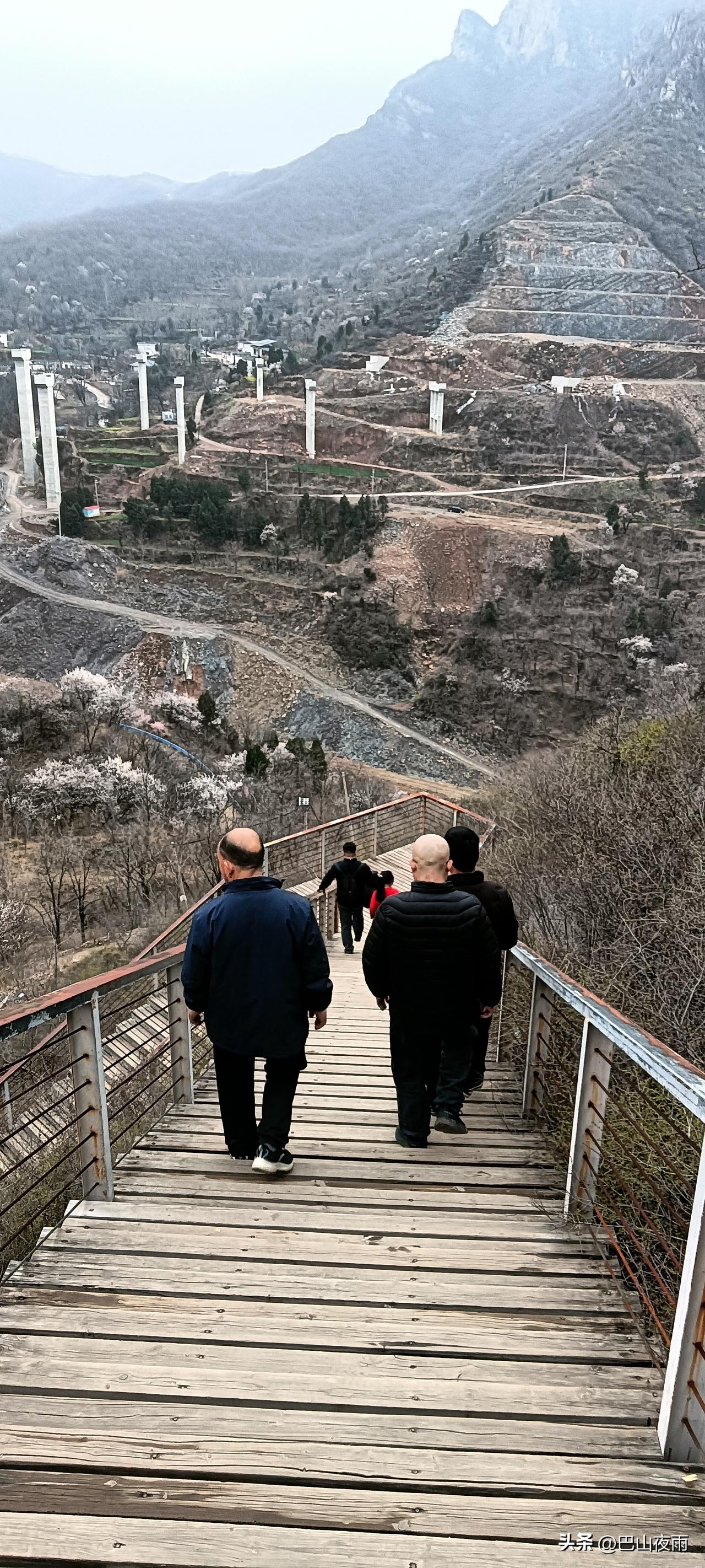 陪长辈爬山的小确幸周末陪着家里长辈来山里走步道，木栈道踩上去咯吱响，像在跟