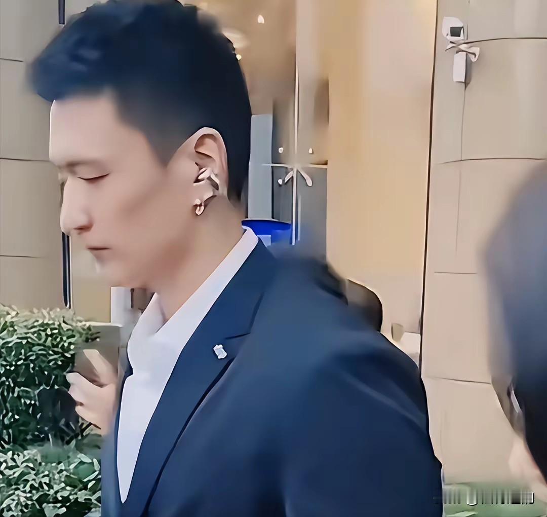 这是颜丙燕的男友刘墨阳，从面部左侧轮廓看，他很年轻，左耳戴着比较潮的耳环，脸颊廋