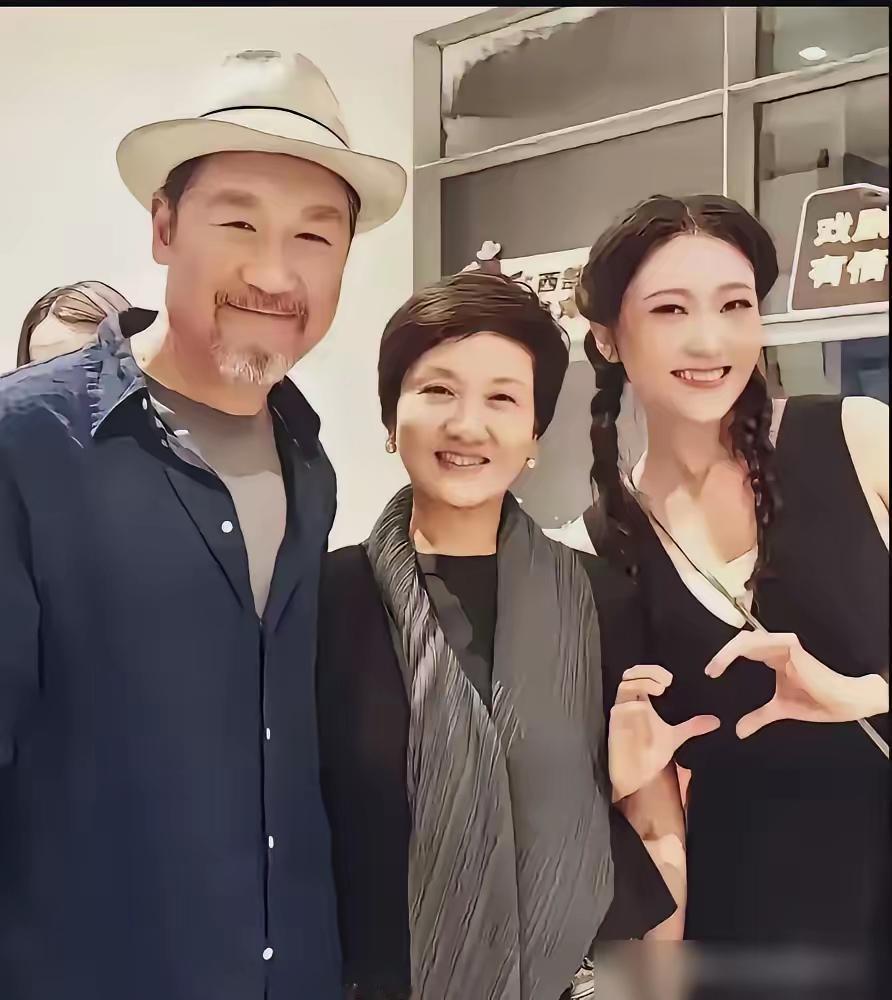 王铎：据说这也是一家三口，是真的。