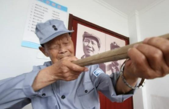 1956年，35岁农民咳嗽10年，竟拒绝就医，一天，他突然用力咳嗽，“哇”的一声