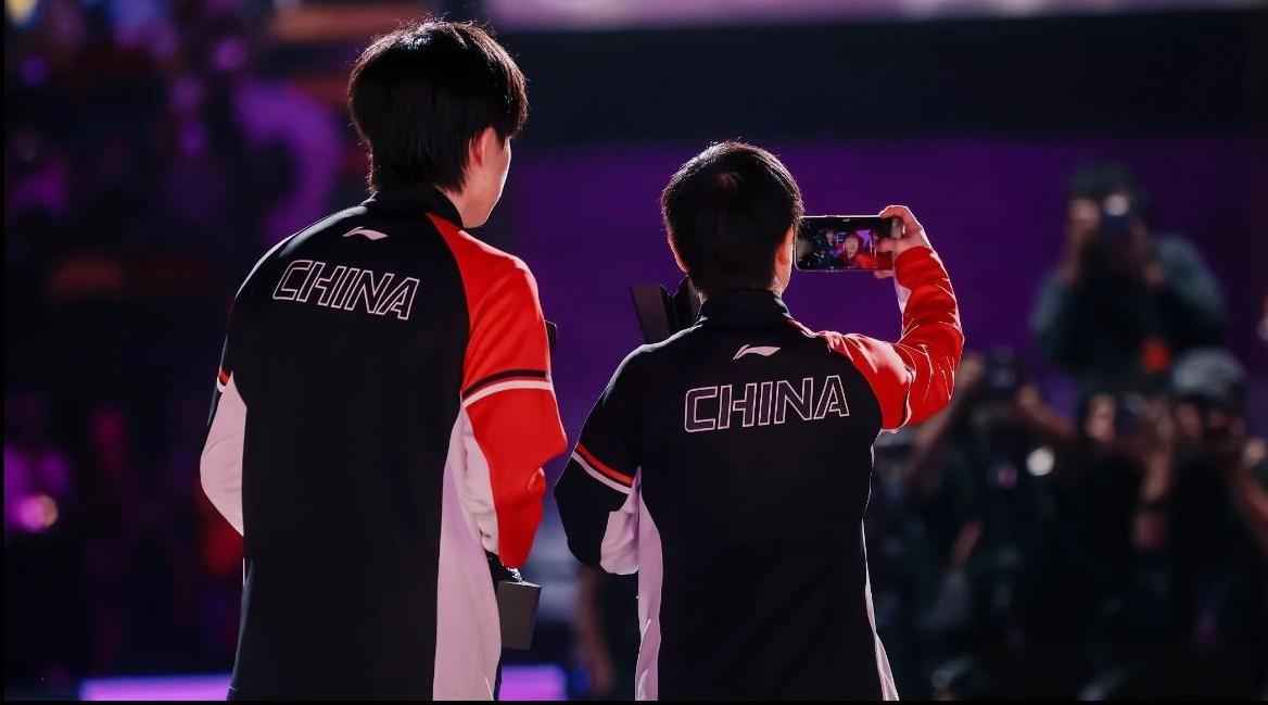 莎：一只羊有几条腿？头：四条莎：有多少毛？头：一身毛！莎：邻居和姐姐谁亲