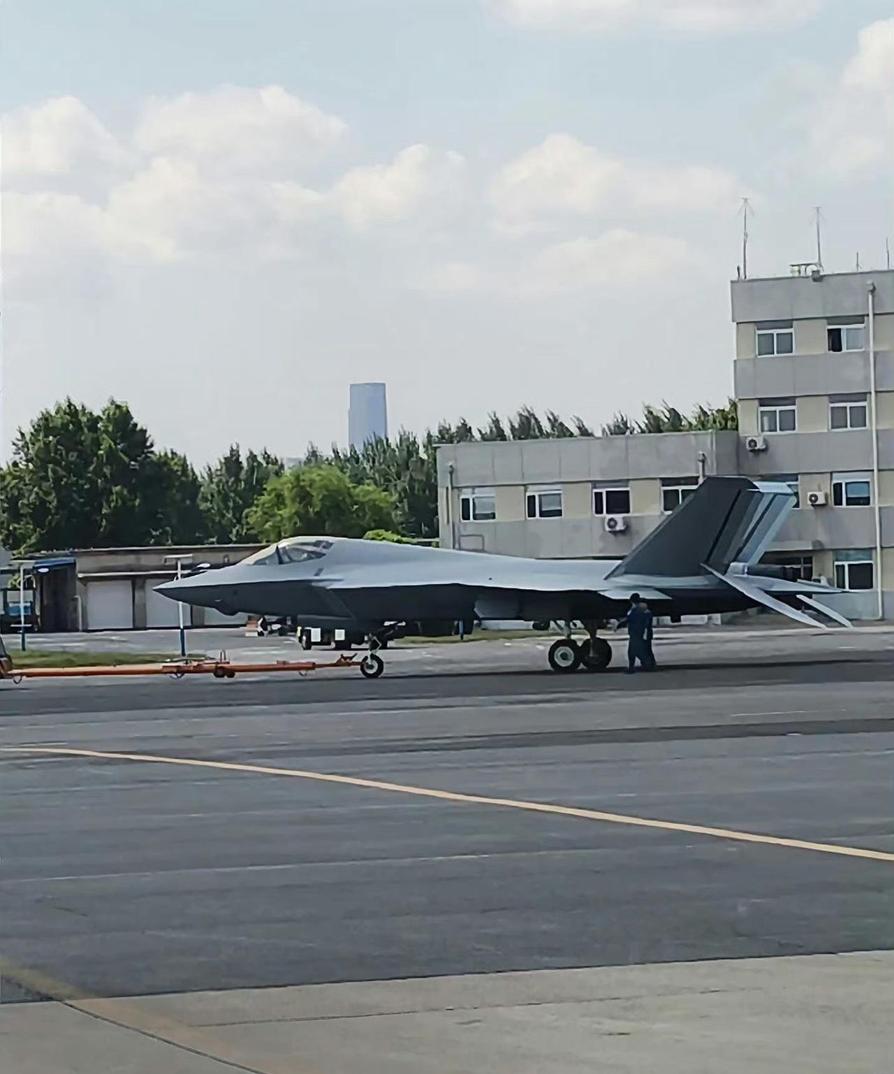 这是解放军空军开始批量生产的歼35A战斗机，也是中国空军的第二种五代机，从去年珠