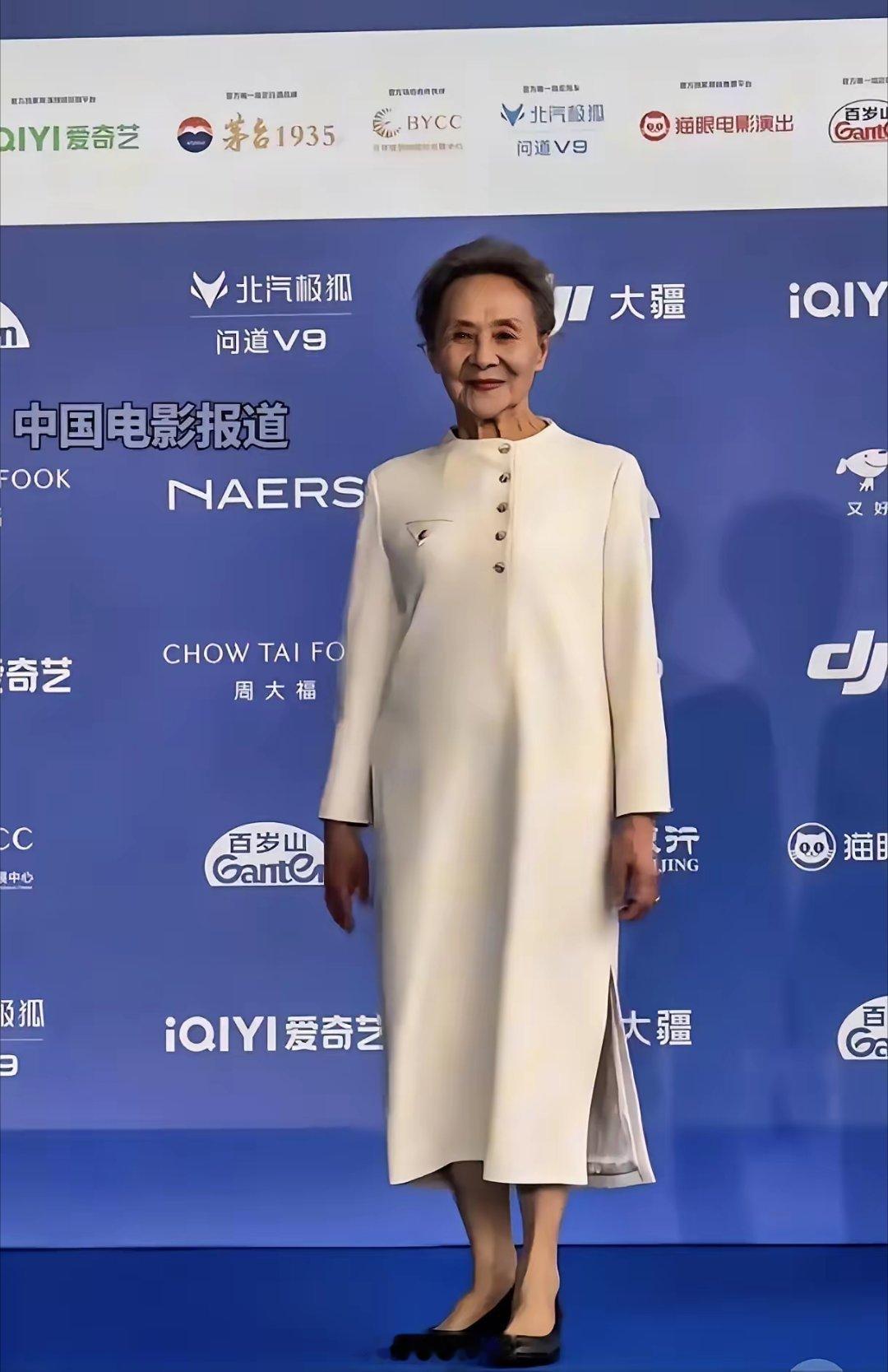 大家有没有觉得，吴彦姝越来越不对劲了！倒不是因为她变老了，而是87岁的她居然还这