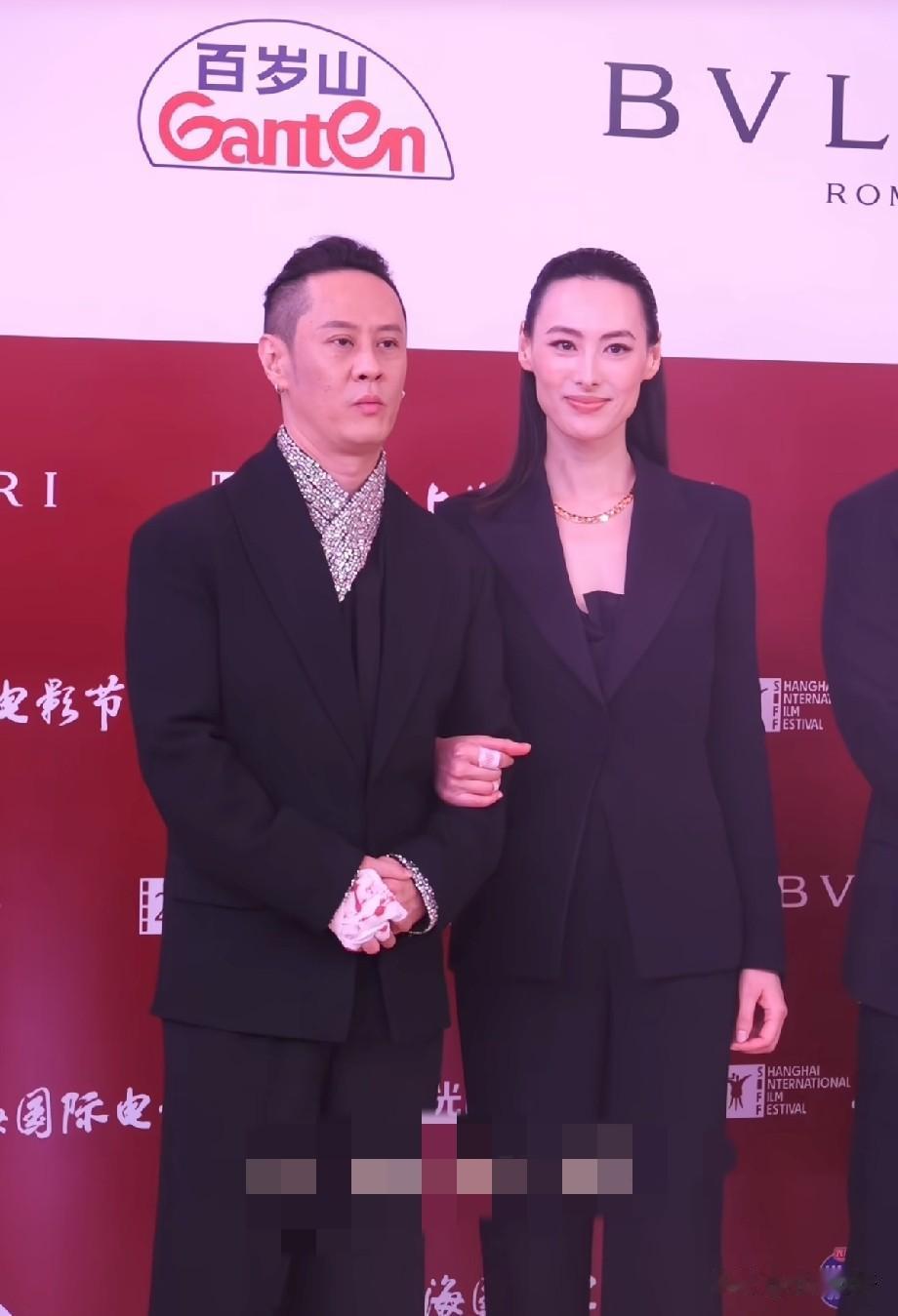 梁洛施红毯状态封神！挽着马浴柯大方亮相，自信优雅自带光芒近日，《重生》剧组