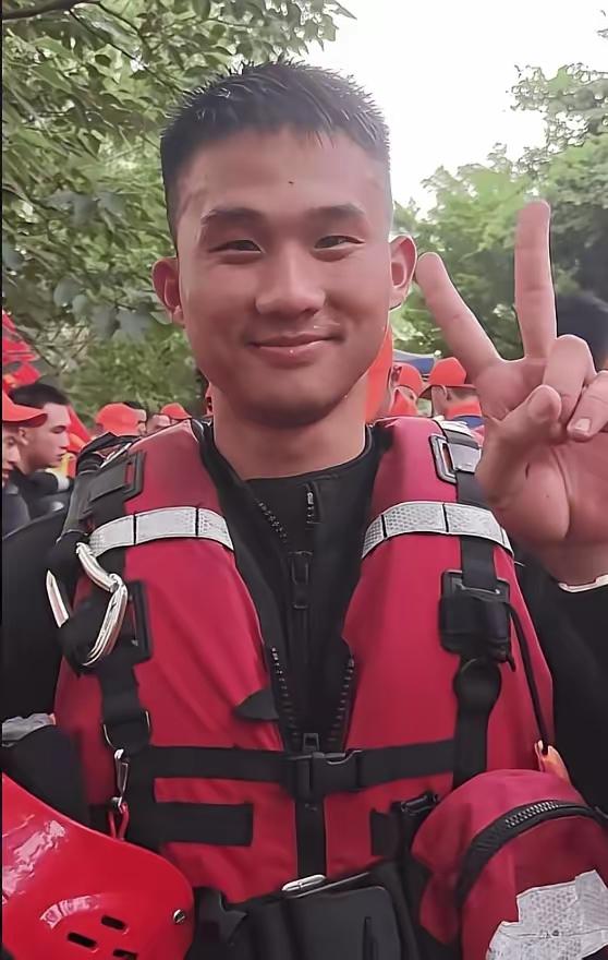 找到了！在雨水里吃饭的泡饭哥，不是广西人，也不是湖南人，他是一名正宗的广东肇