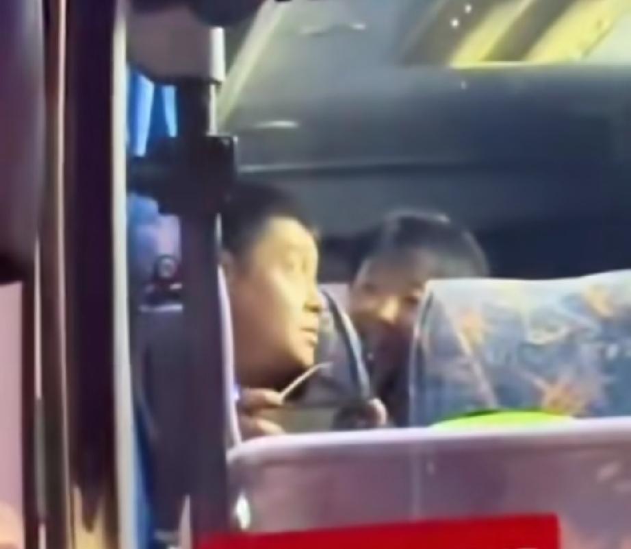 坐在后排，还想和前排的师傅聊天，莎莎半起身露出小脑袋。笑着和邱贻可说比赛完，待会