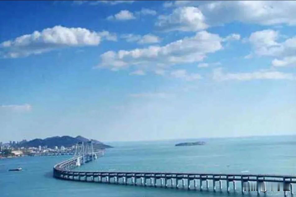 大连建筑最大的失败是位于星海广场的跨海大桥，人为把海天一色的大连美景破坏了大连文