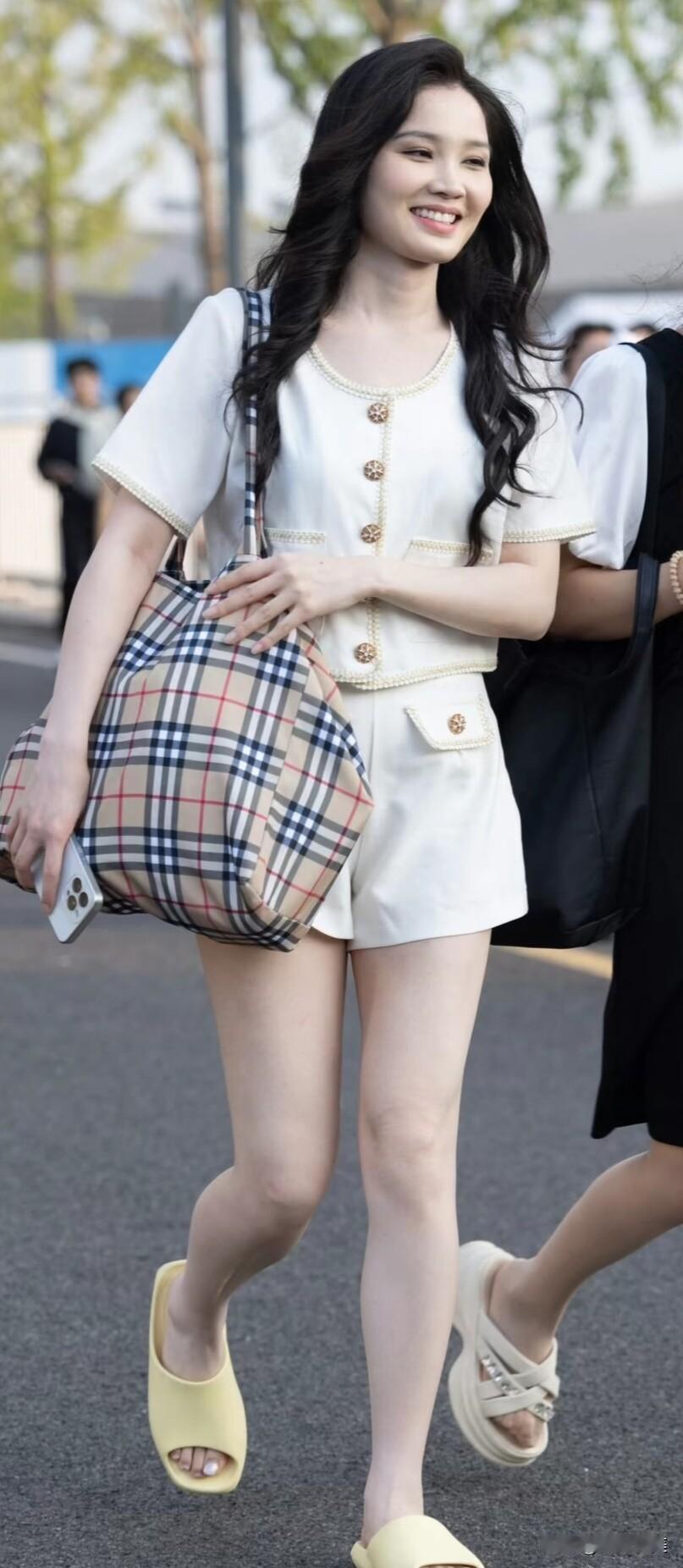 小香风白套装搭配鹅黄拖鞋，慵懒又精致，格纹包包点亮整体，笑容甜度满分～
