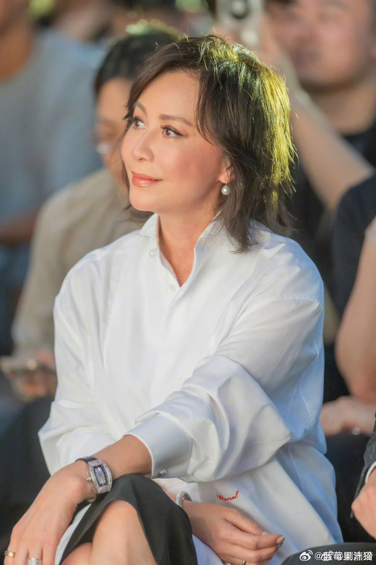 刘嘉玲自曝是E人刘嘉玲自曝E人属性，车内也需要热闹人气，梁朝伟沉浸闭门独处，几十
