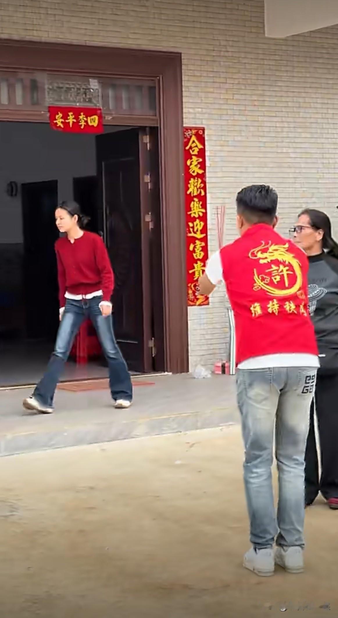 本以为是妈祖要换人，没想到是人心坏了规矩。许家仗着有钱有势，非要让自家孩子上轿，