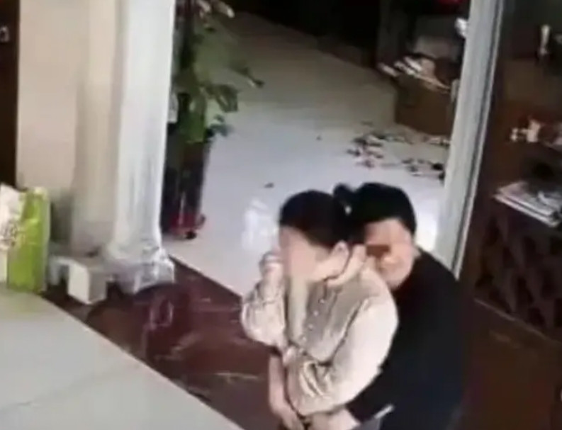 山东一女子实名举报交警继父私生活混乱，工作时间在家出轨多名女性，有些人真是安逸日
