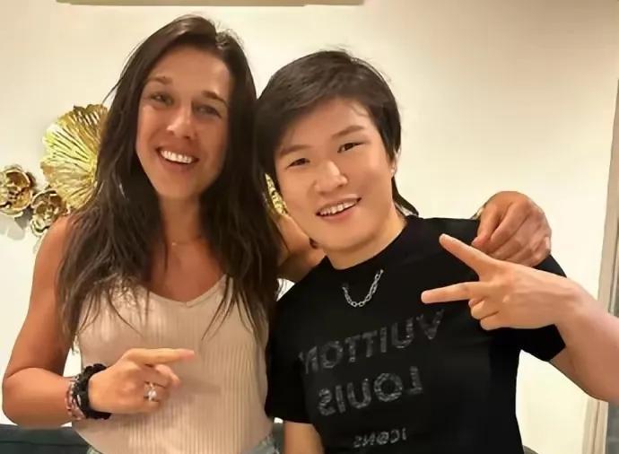 异形女王乔安娜确实也是真性情，对决时剑拔弩张，私下里与人为善！被张伟丽两番战斗击